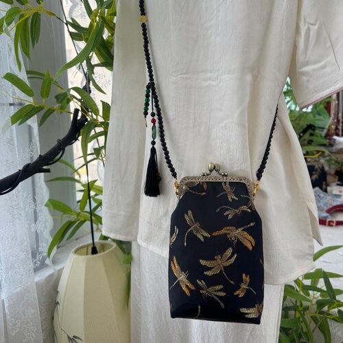 【成品】新中式斜挎包女竖式手机包抖音爆款复古流苏口金手工包 - 图1