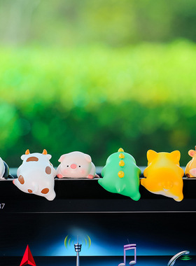 汽车摆件新款车内中控台电脑显示器边缘装饰趴趴公仔网红车内饰品