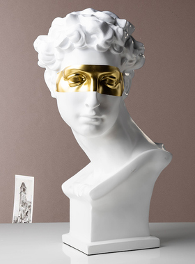 轻奢风黑色树脂人物面罩边柜雕像