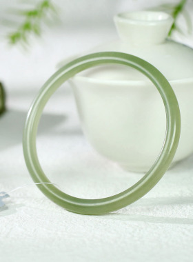 古晨和田玉湖水绿圆条手镯