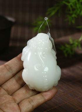 古晨新疆和田玉白玉貔貅把件