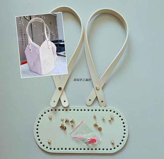 Eine Schulter-Unterarmtasche mit PU-Riemen und Häkeltasche