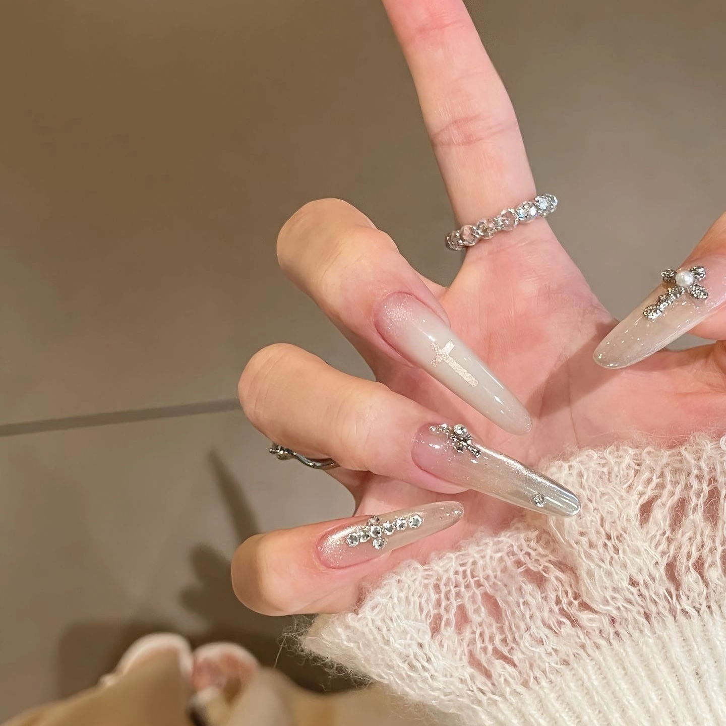 银色克罗心纯手工穿戴甲中长款裸色渐变爆闪十字架猫眼美甲穿戴甲,淘宝优惠券,粉丝福利购,淘宝优惠卷