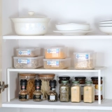 В 11 -летнем магазине, пять цветных кухонных шкафов на кухонные шкафы.