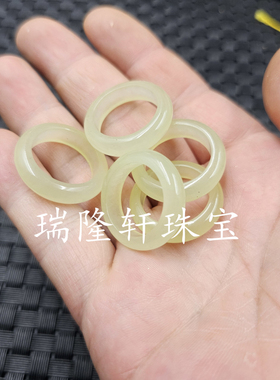 黄色石英岩玉戒指仿新疆和田玉