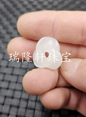 新疆和田白玉三角形玉石挂件