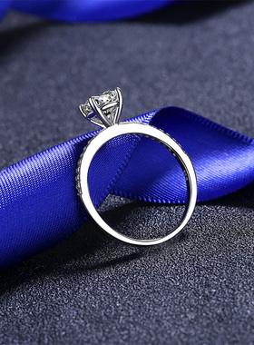 美国克拉求婚送女友繁星莫桑钻