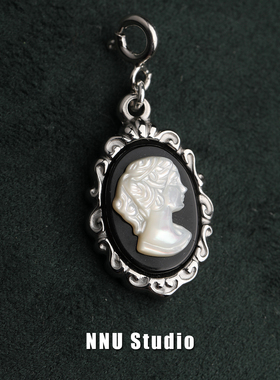 钛钢精致复古贝母浮雕美人吊坠