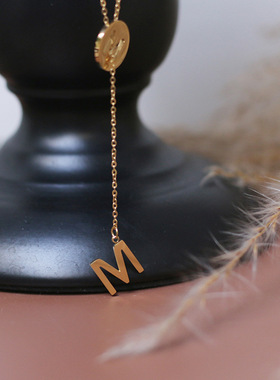 专属英文m字母镂空y型穿插项链