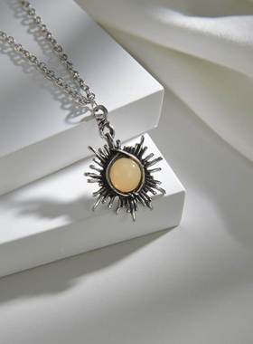 Fashion Moonstone Necklace Crescent Crystal Moon Pendant Vin