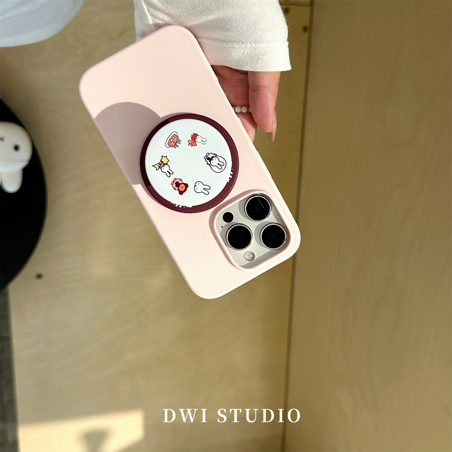 DWI STUDIO可爱粉棕米菲磁吸支架手机壳17promax全包AI按键适用苹果16promaxiPhone16液态硅胶壳15/14 - 图3