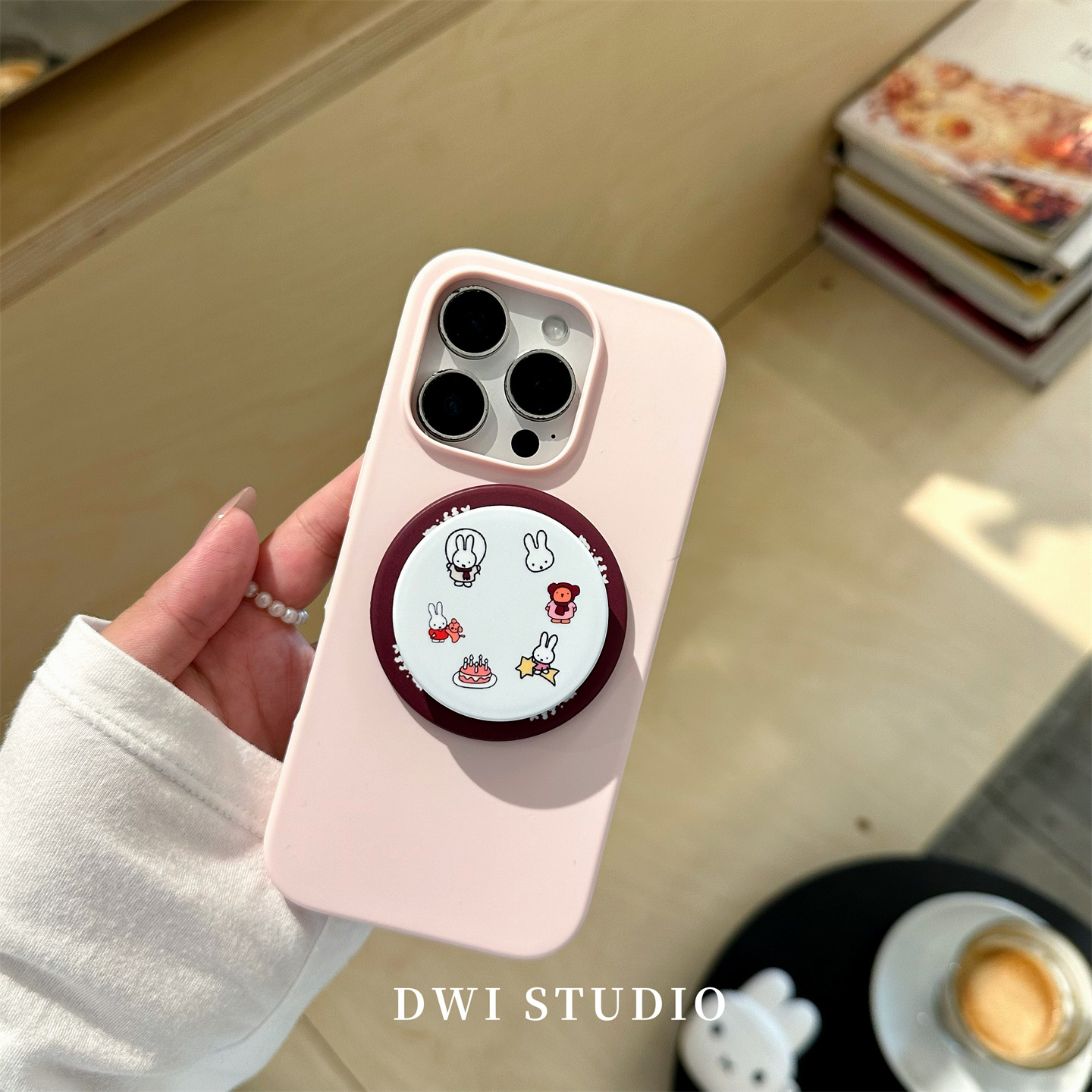DWI STUDIO可爱粉棕米菲磁吸支架手机壳17promax全包AI按键适用苹果16promaxiPhone16液态硅胶壳15/14 - 图1