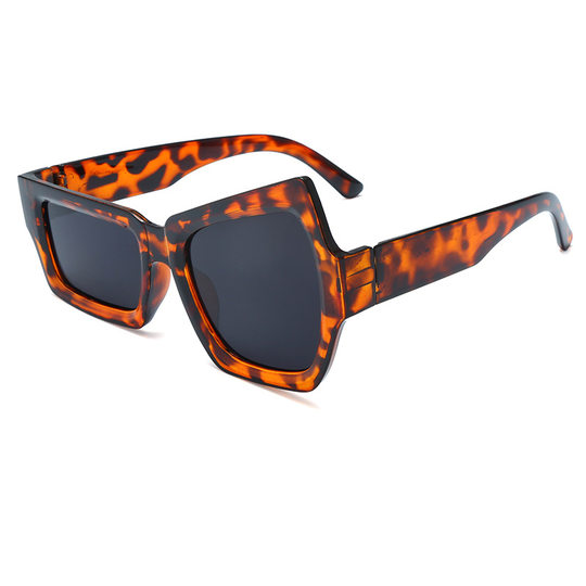 Wear provocative glasses! Big or small eyes don’t matter