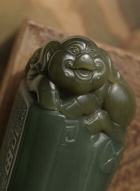 【谢钰儿】新疆和田玉籽料沙枣青福猪手把件