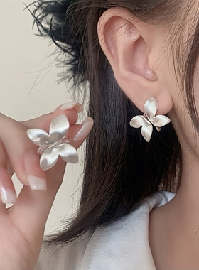 简约时尚通勤百搭轻奢高级感拉丝蝴蝶耳钉女小众个性设计感耳饰品