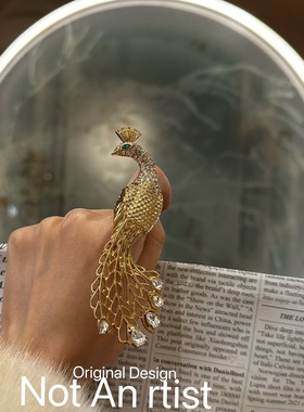 祖母绿镶钻拖尾孔雀戒指