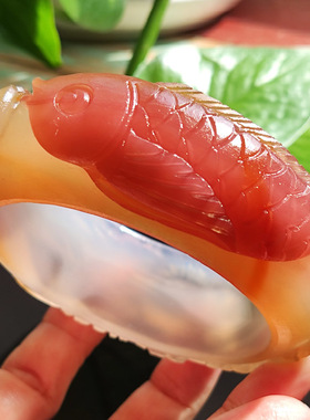 粉红锦鲤 纯天然巴西老料玛瑙雕刻手镯 稀有三彩 俏色鲤鱼58