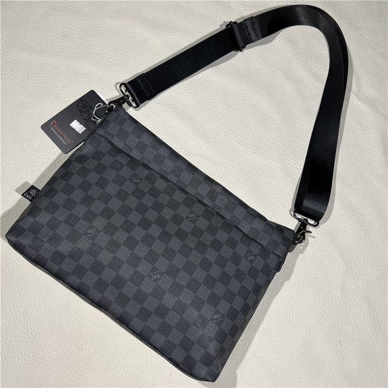 2025国潮男士格纹斜挎包 休闲日韩格子单肩包 简约软皮男包PU背包,淘宝优惠券,粉丝福利购,淘宝优惠卷