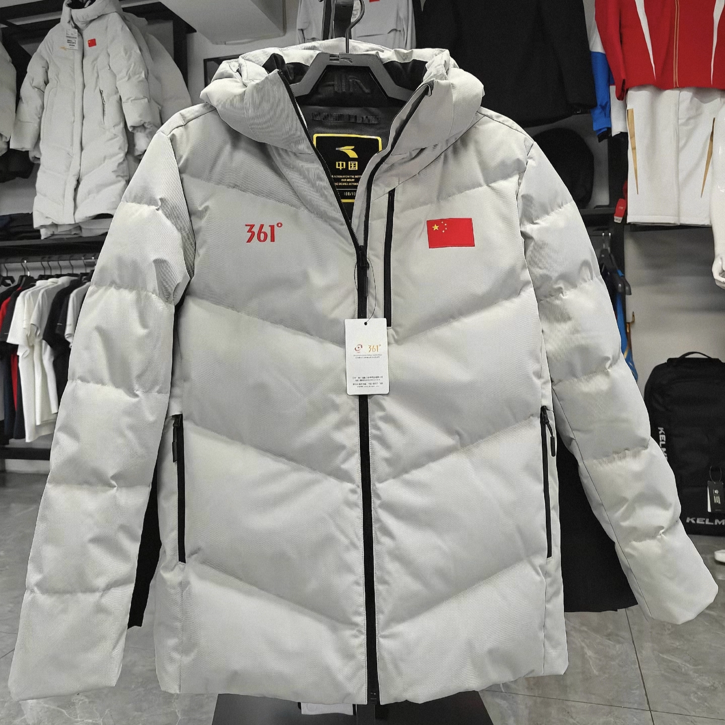 361度2025新款赞助中国国家队可拆帽短羽绒服冬训外套ZB1150301 - 图1