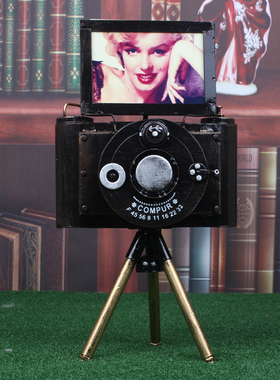 老式橱窗铁艺钟表婚纱摄影照相机