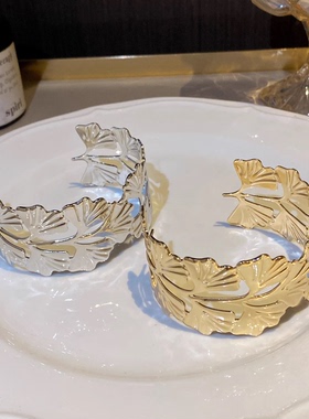 金色银杏叶镂空臂环女时尚气质