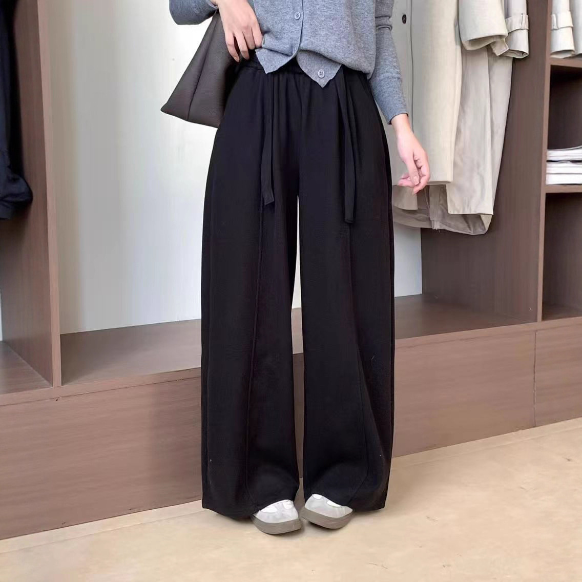 2025年棉裤女加绒加厚保暖糯米绒松紧腰棉裤弯刀裤宽松学院风棉裤 - 图1