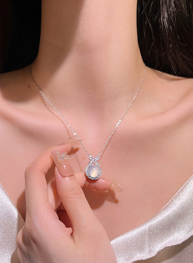 S999纯银冰透蝴蝶结玉髓项链女款