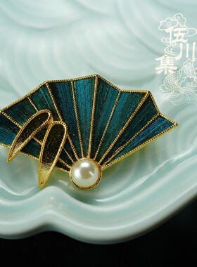 伍川集羽纨仿点翠孔雀鱼胸针