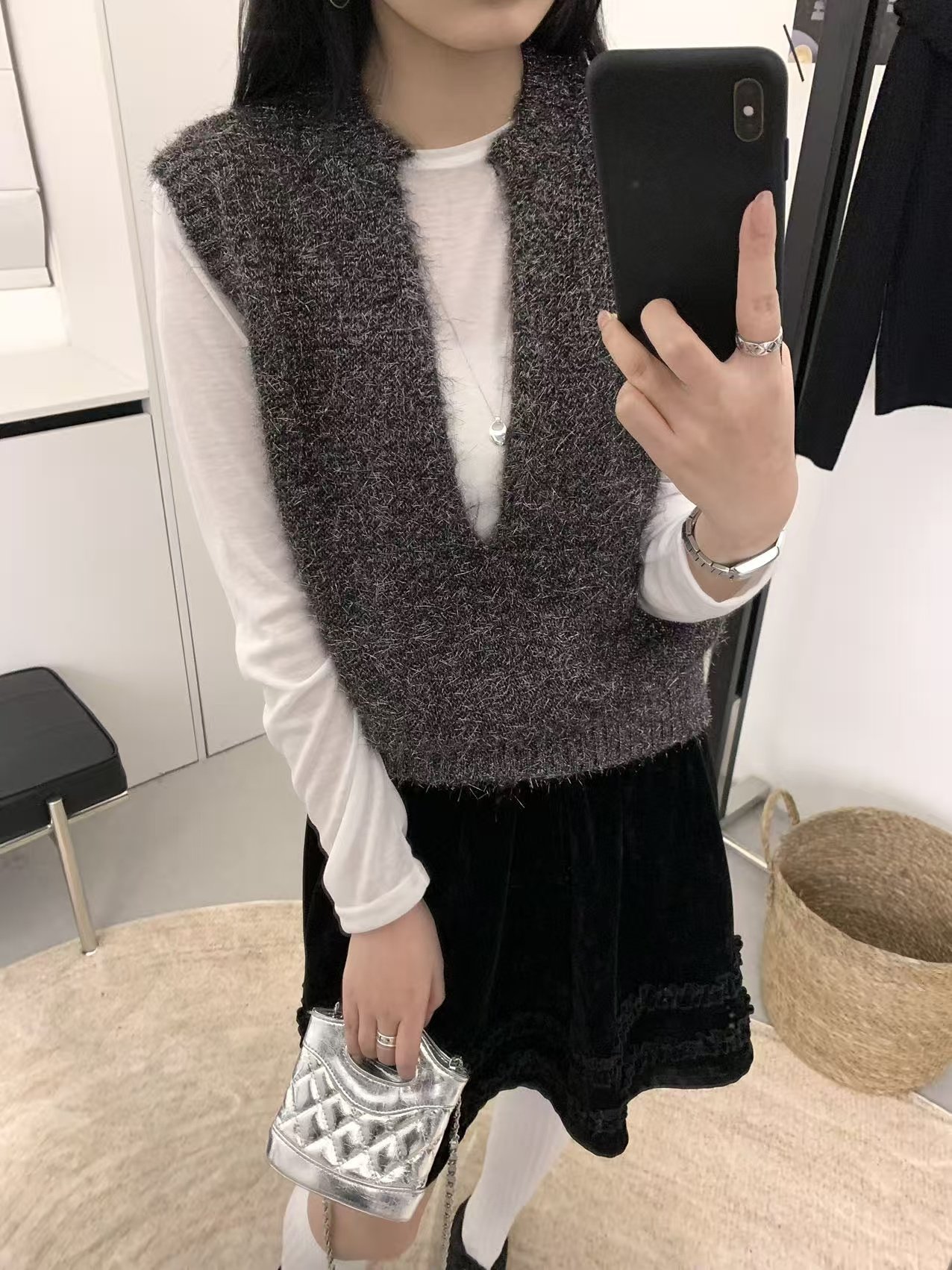 韩系亮丝深V领针织马甲长袖T恤两件套女装百搭叠穿2026早春新款,淘宝优惠券,粉丝福利购,淘宝优惠卷