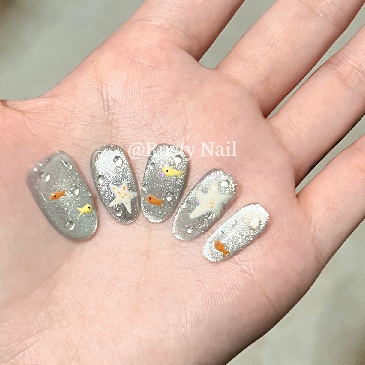 【现货】冰透蓝小鱼玻璃珠猫眼纯手工穿戴甲童趣可爱短款美甲贴片,淘宝优惠券,粉丝福利购,淘宝优惠卷