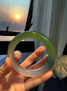 阳春绿双色天然绿玉髓手镯圆条手镯宽版饰品光面玛瑙水晶手环女