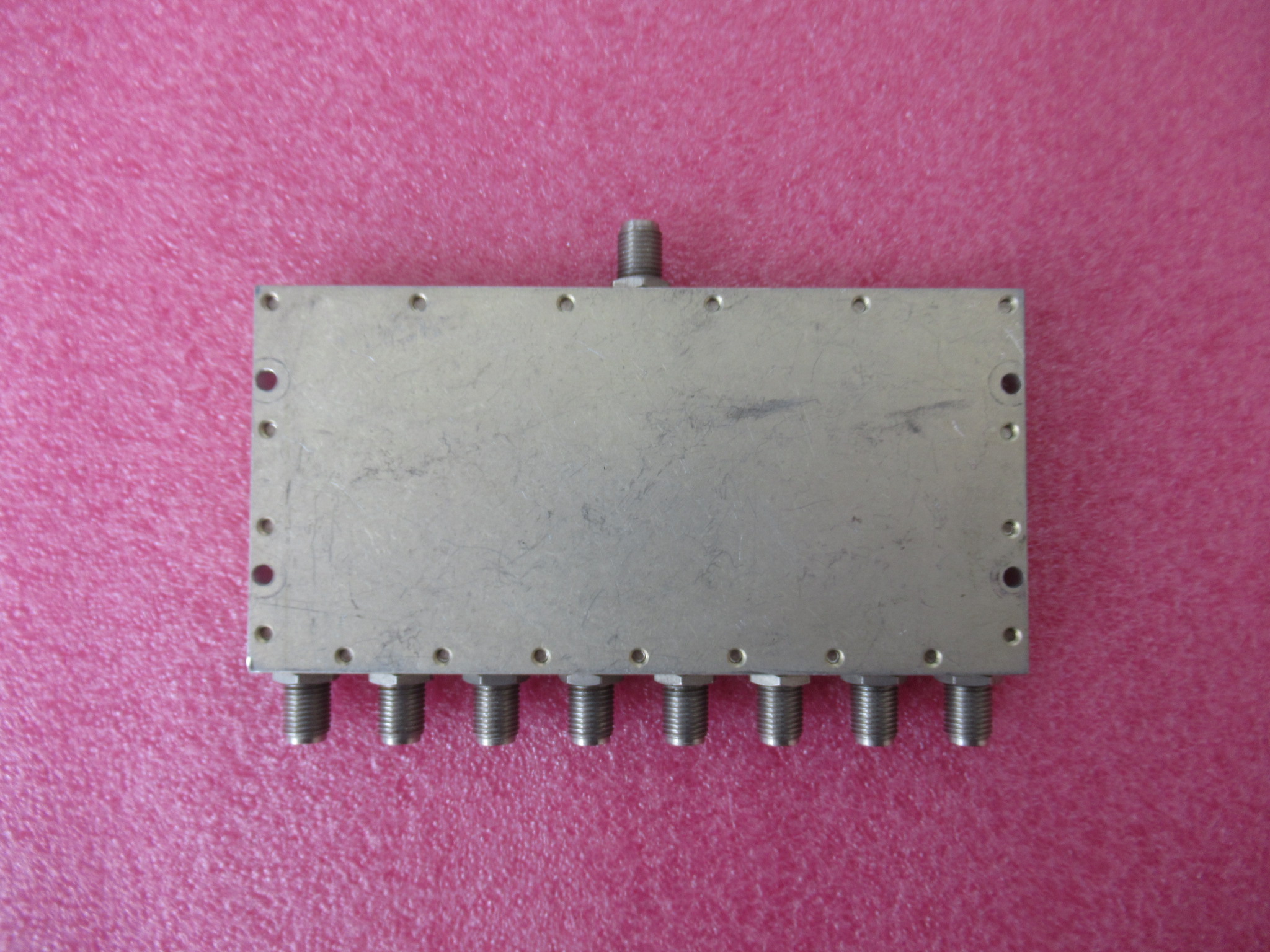 M/A-COM 2089-6816-08 2-8GHz 隔离度大于19dB 一分八射频功分器 - 图1