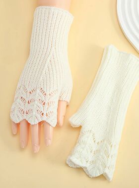 A pair of women's autumn and winter short fishnet knit glove