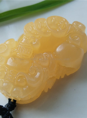 黄玉石貔貅吊坠背驮三钱瑞