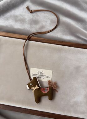 女童新年红小马毛衣链