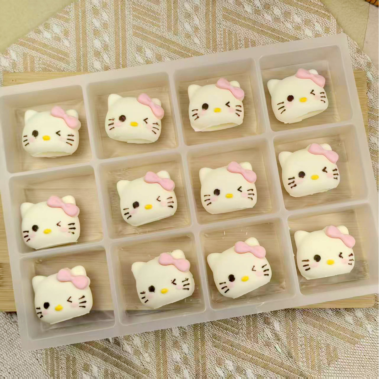 HelloKitty卡通头KT猫巧克力生日礼物蛋糕装饰摆件用品可食用节日,淘宝优惠券,粉丝福利购,淘宝优惠卷