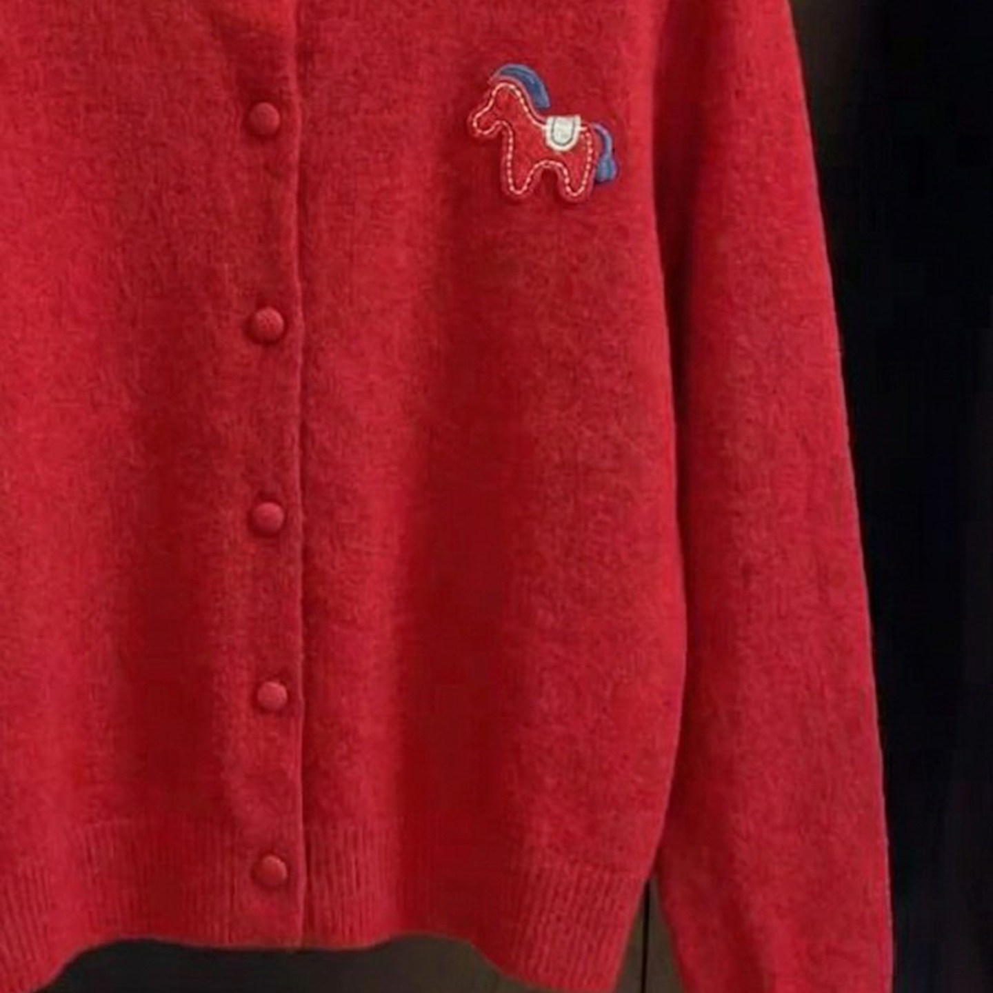 新年衣服红色小马刺绣圆领针织开衫女2026秋冬百搭高级感毛衣小衫,淘宝优惠券,粉丝福利购,淘宝优惠卷