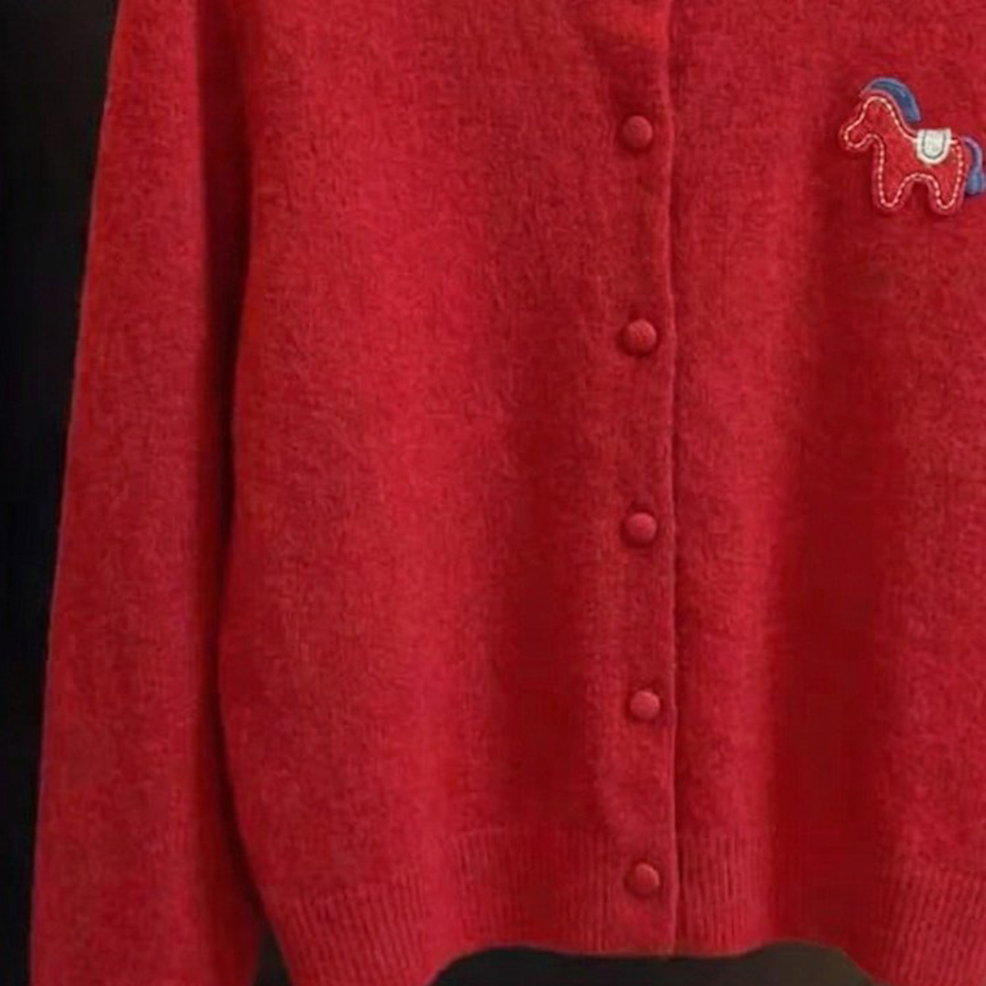 新年衣服红色小马刺绣圆领针织开衫女2026秋冬百搭高级感毛衣小衫,淘宝优惠券,粉丝福利购,淘宝优惠卷