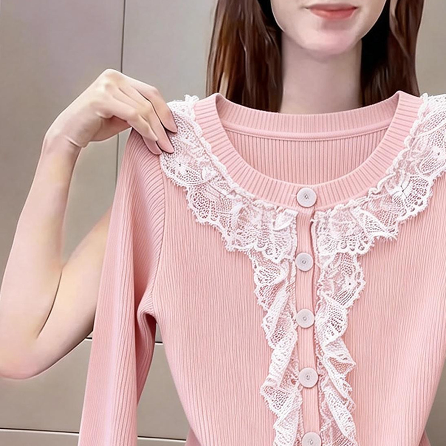 巨好看的减龄粉色圆领针织开衫女蕾丝拼接设计师款韩系上衣早春季,淘宝优惠券,粉丝福利购,淘宝优惠卷