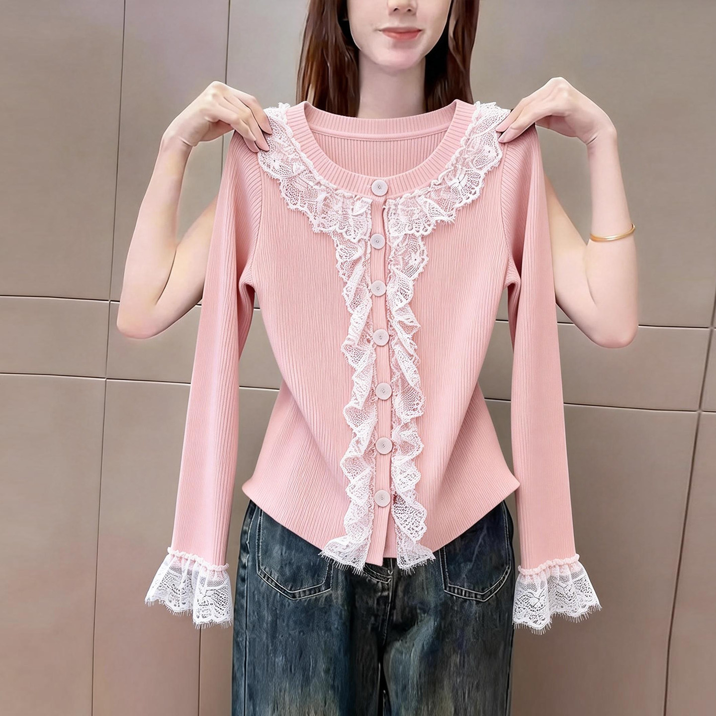 巨好看的减龄粉色圆领针织开衫女蕾丝拼接设计师款韩系上衣早春季,淘宝优惠券,粉丝福利购,淘宝优惠卷
