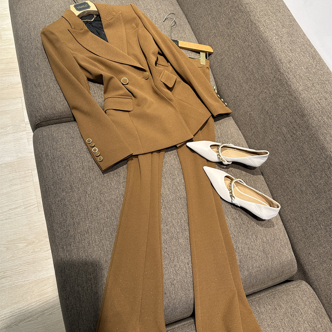VANLU 上身超美!高级优雅套装~重磅亮丝双排扣修身西装+微喇裤女 - 图2