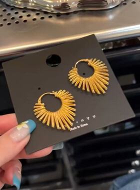 欧美夸张金色线条桃心耳环