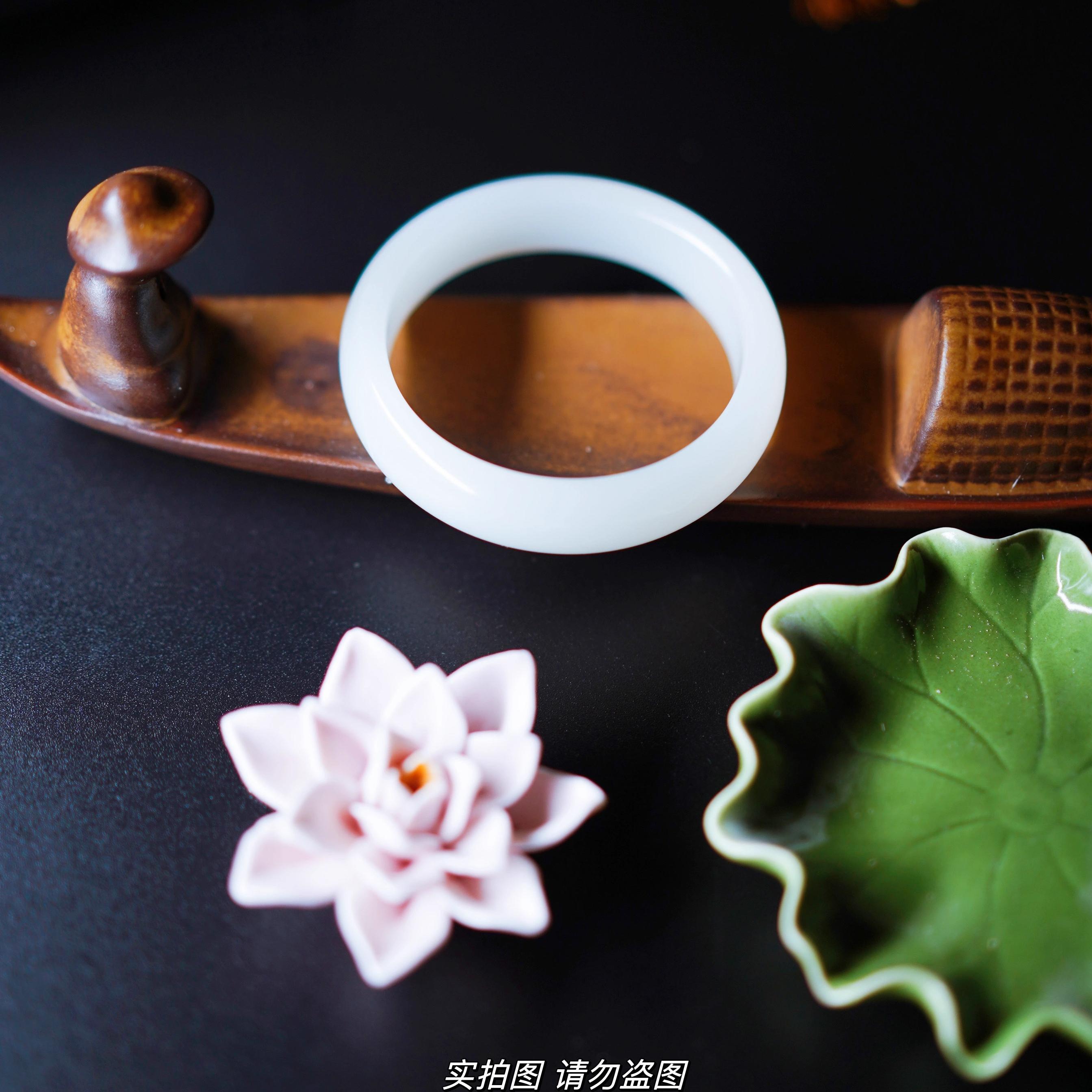 ZMR【手镯带证书】新疆白玉手镯正品少女款旺夫玉镯子天然玉石_香港珠宝银时代_饰品/流行首饰/时尚饰品新-第4张图片-提都小院 ZMR【手镯带证书】新疆白玉手镯正品少女款旺夫玉镯子天然玉石_香港珠宝银时代_饰品/流行首饰/时尚饰品新-第4张图片-提都小院