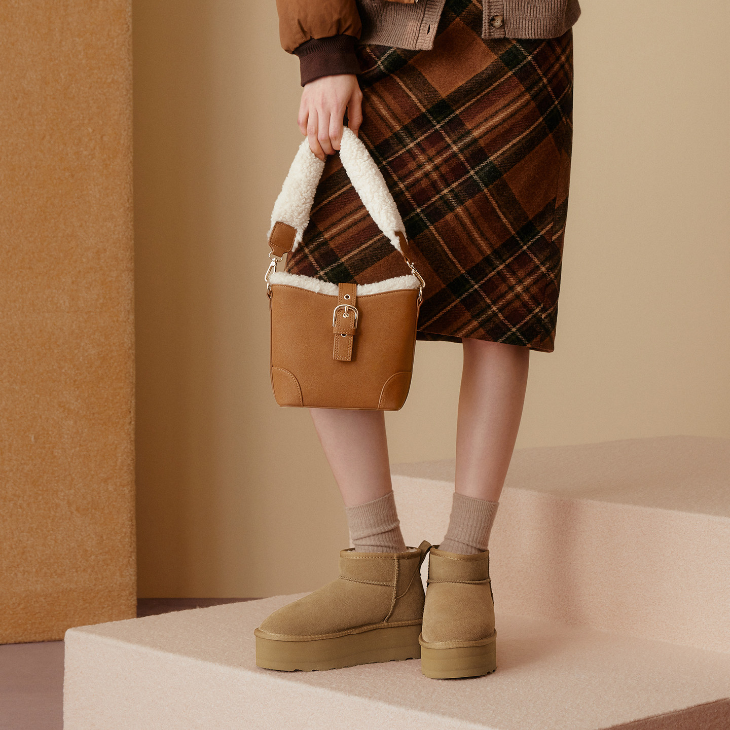 百思图25冬季商场新款加绒水桶包时尚潮流小包包通勤女包JA173DX5,淘宝优惠券,粉丝福利购,淘宝优惠卷