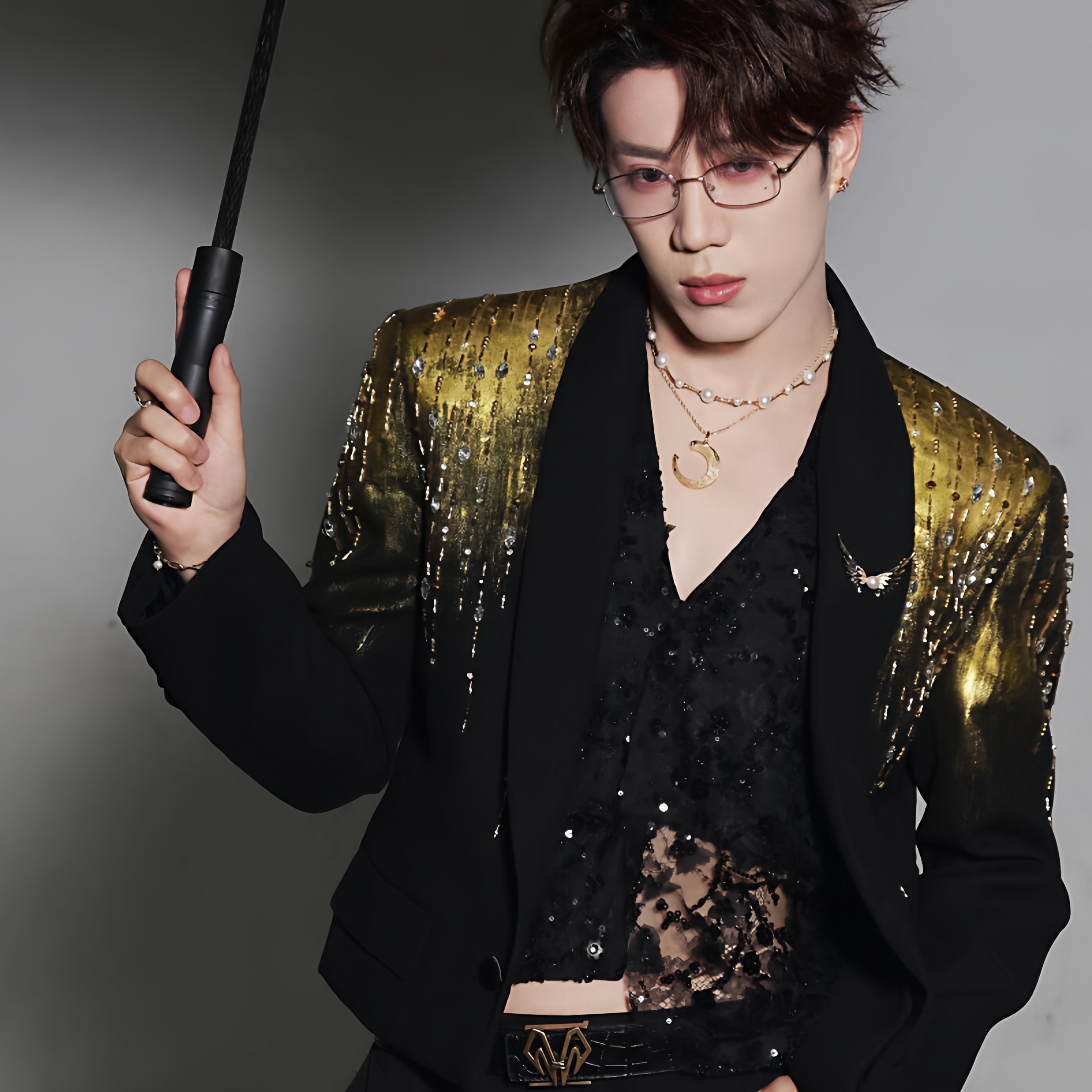 鹭卓明星同款黑色重工金粉手工钉珠夹克男舞台演出走秀垫肩西服潮,淘宝优惠券,粉丝福利购,淘宝优惠卷