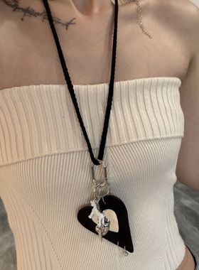 [楼哈哈]黑色爱心小狗挂脖镜子项链长款毛衣链小众设计可拆卸配饰
