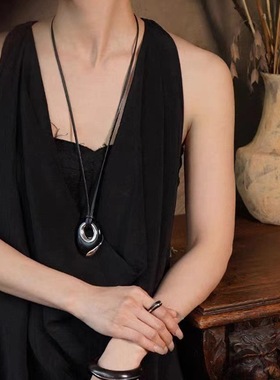 简约高级感黑色水滴吊坠项链女小众百搭长款可调节皮绳毛衣链配饰