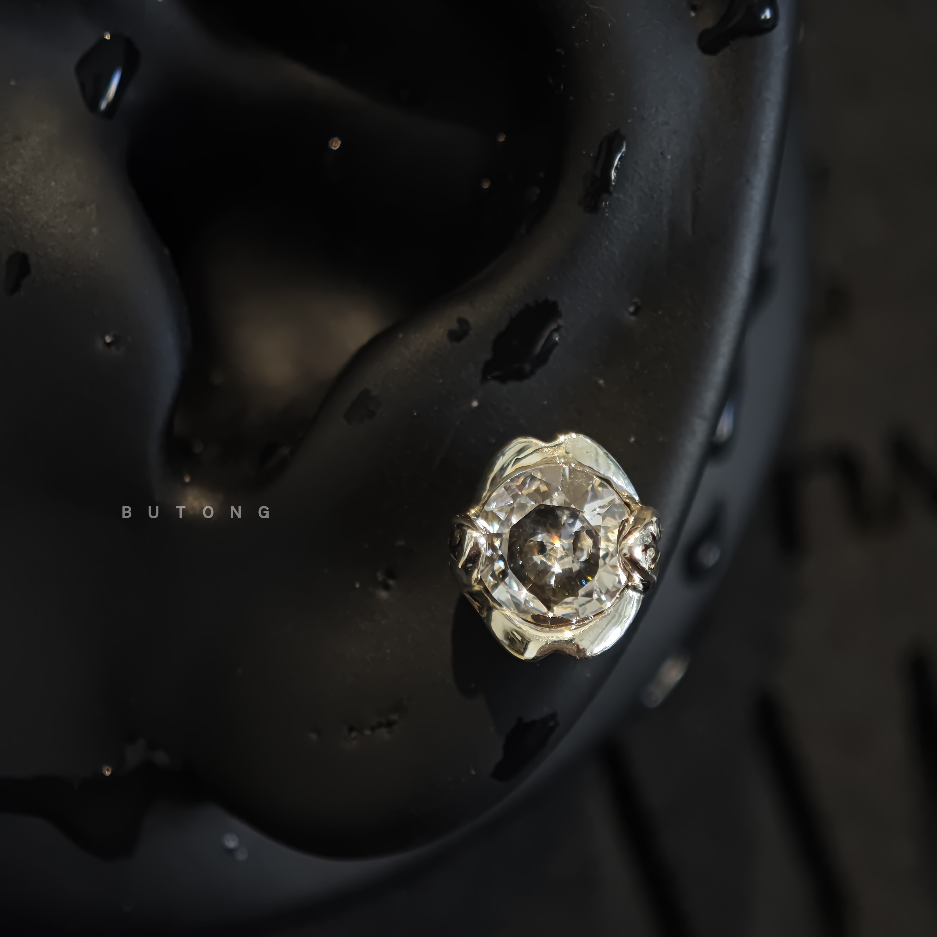 不同银匠 复古925纯银白水钻黑锆石耳钉叶子简约男嘻哈养耳洞耳饰 - 图1