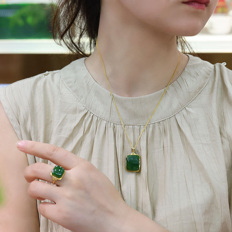 Fashionable Hetian jade gold and jade necklace for wife