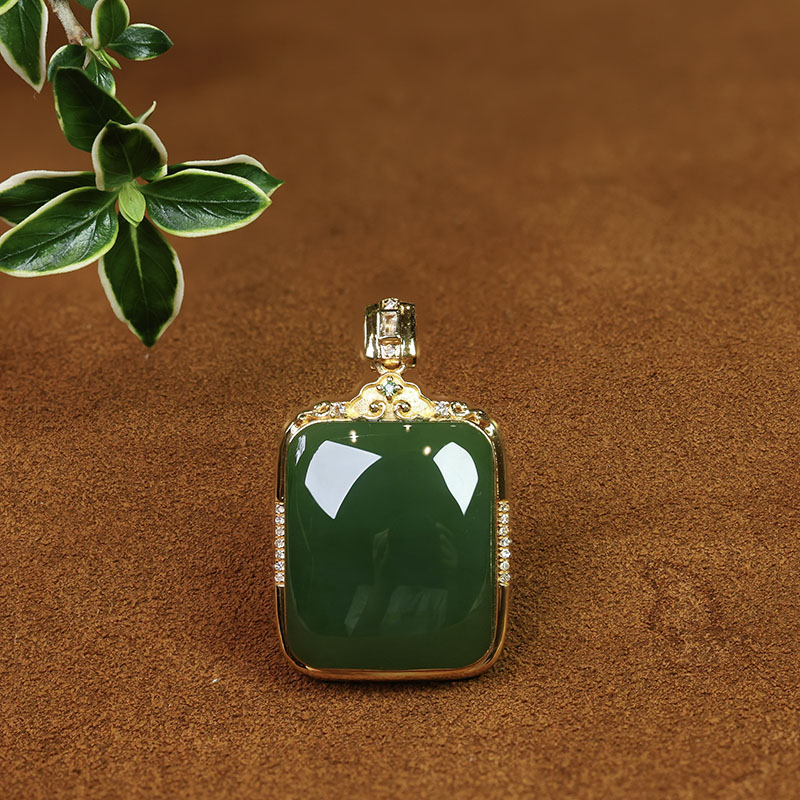 Fashionable Hetian jade gold and jade necklace for wife